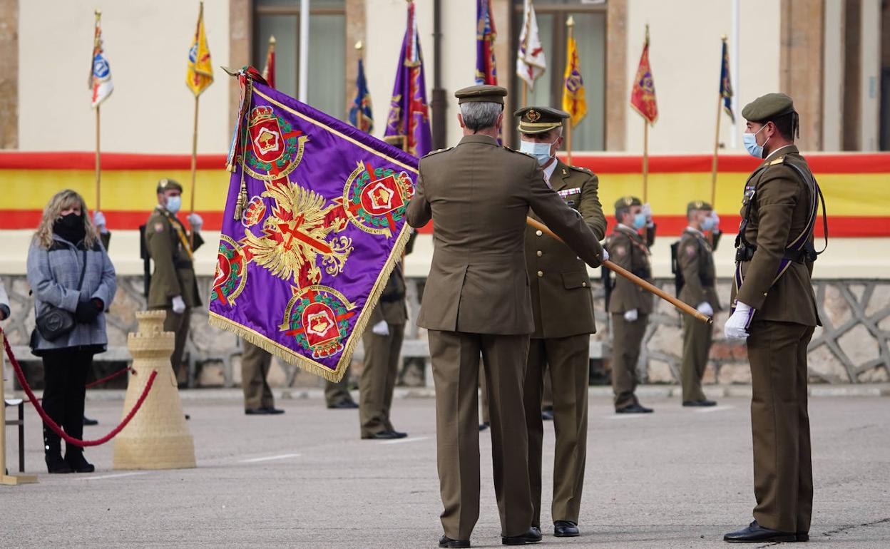 Entrega de la bandera del regiimiento al nuevo teniente coronel.