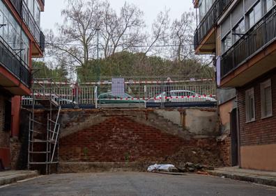 Imagen secundaria 1 - Los muros, ya sin las escaleras, de las calles Oriol y Ánade. A la derecha, el mural decorativo.