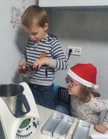 Imagen secundaria 2 - Los niños posan con los ingredientes, con el resultado del trabajo y en plena elaboración 