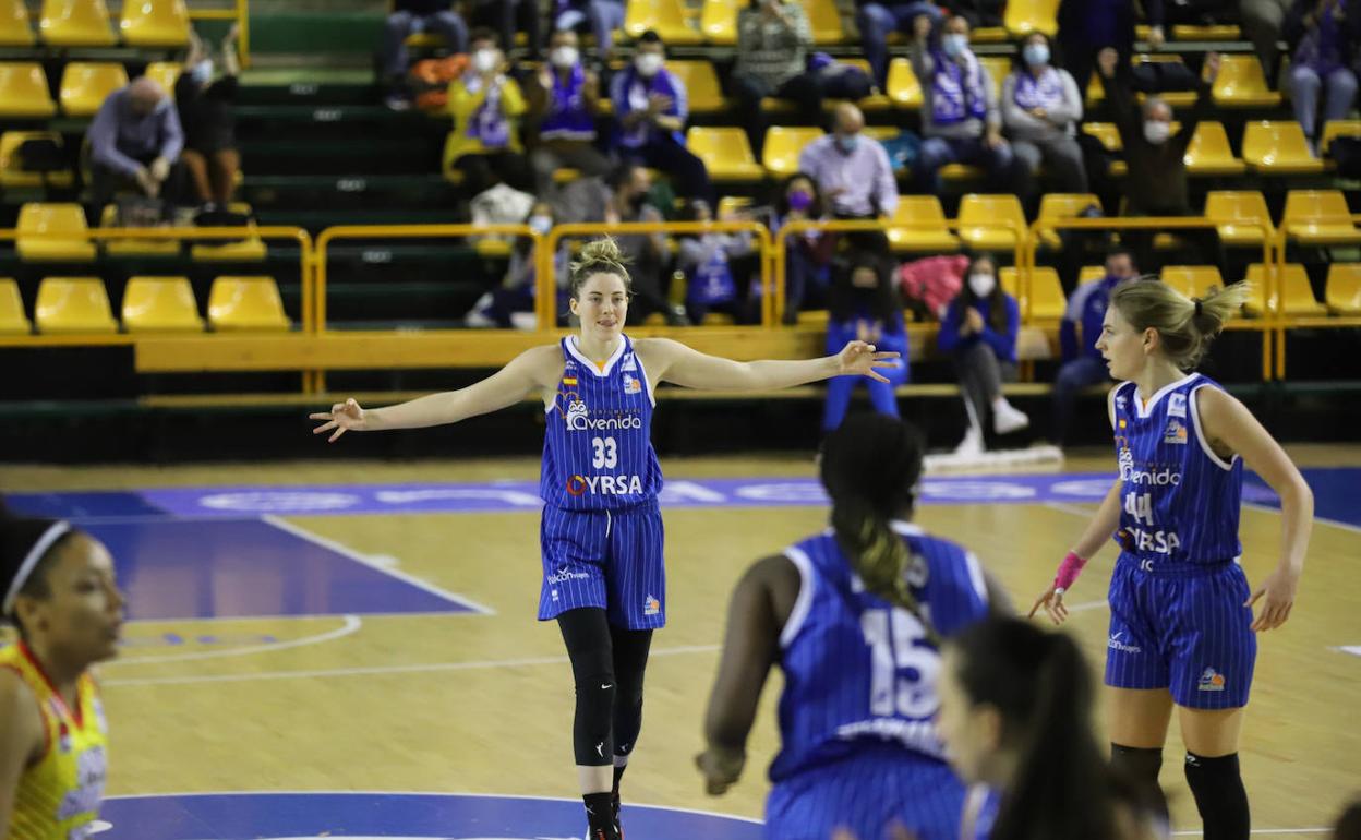 Katie Lou Samuelson celebra una acción de su equipo.