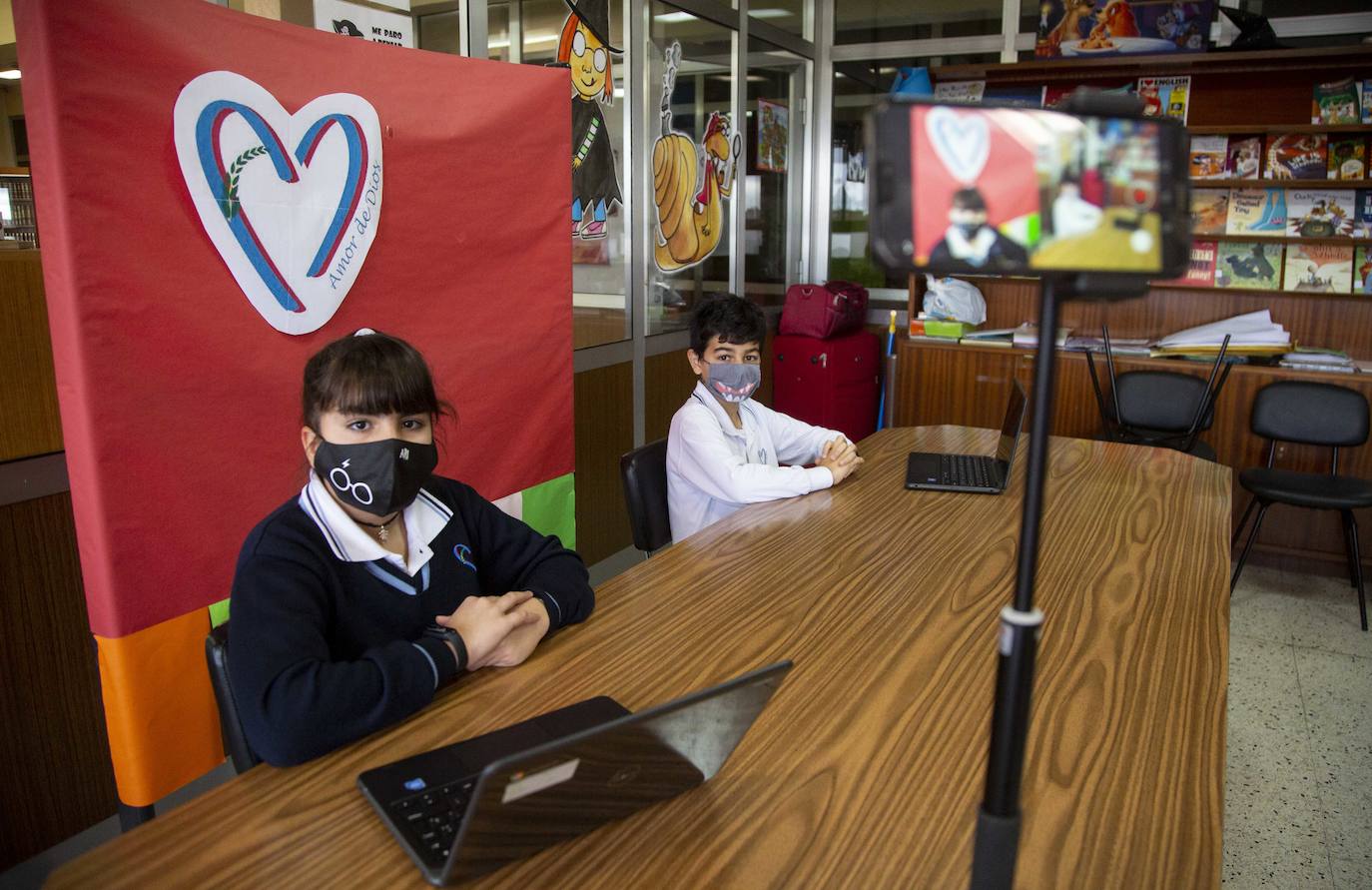 Ariadna y Mario, presentadores del informativo grabado en el colegio Amor de Dios. 