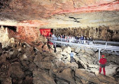 Imagen secundaria 1 - Interior de la Cueva de los Franceses con sus pasillos y accesos fáciles para todas las personas. Abajo, un de las salas de gran tamaño del interior de esta gruta y a la derecha, las estalagmitas han crecido en algunos lugares hasta convertirse en columnas.