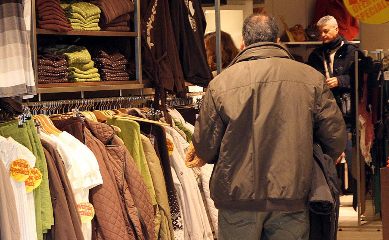 Un cliente en un comercio de la calle Real de Segovia.