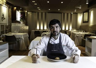 Imagen secundaria 1 - Arriba, Elena Luca, en la cocina de la Lobita. Abajo, Óscar García Marina, de Baluarte, y los hermanos Pedro Mario y Óscar Pérez, de El Ermitaño. 