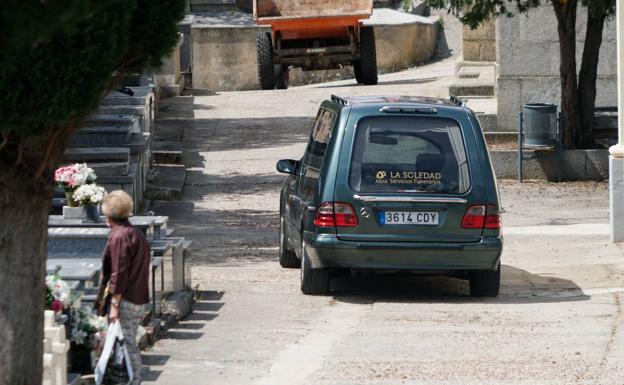 Coche fúnebre en el interior del camposanto salmantino.