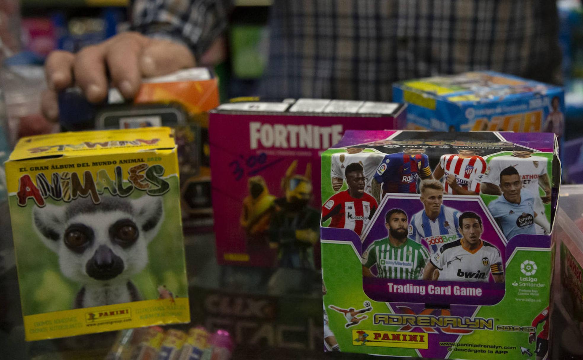 Sobres de cromos a la venta en un kiosco de la capital.