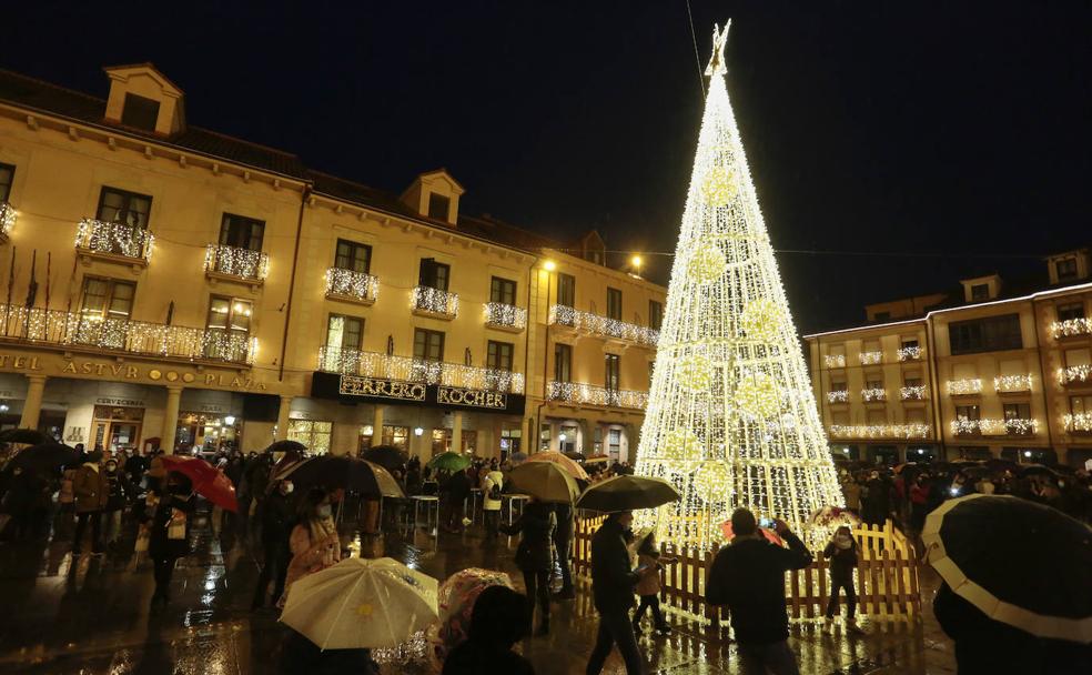 La Plaza Mayor de Astorga tras el encendido de las luces de Navidad este domingo. 