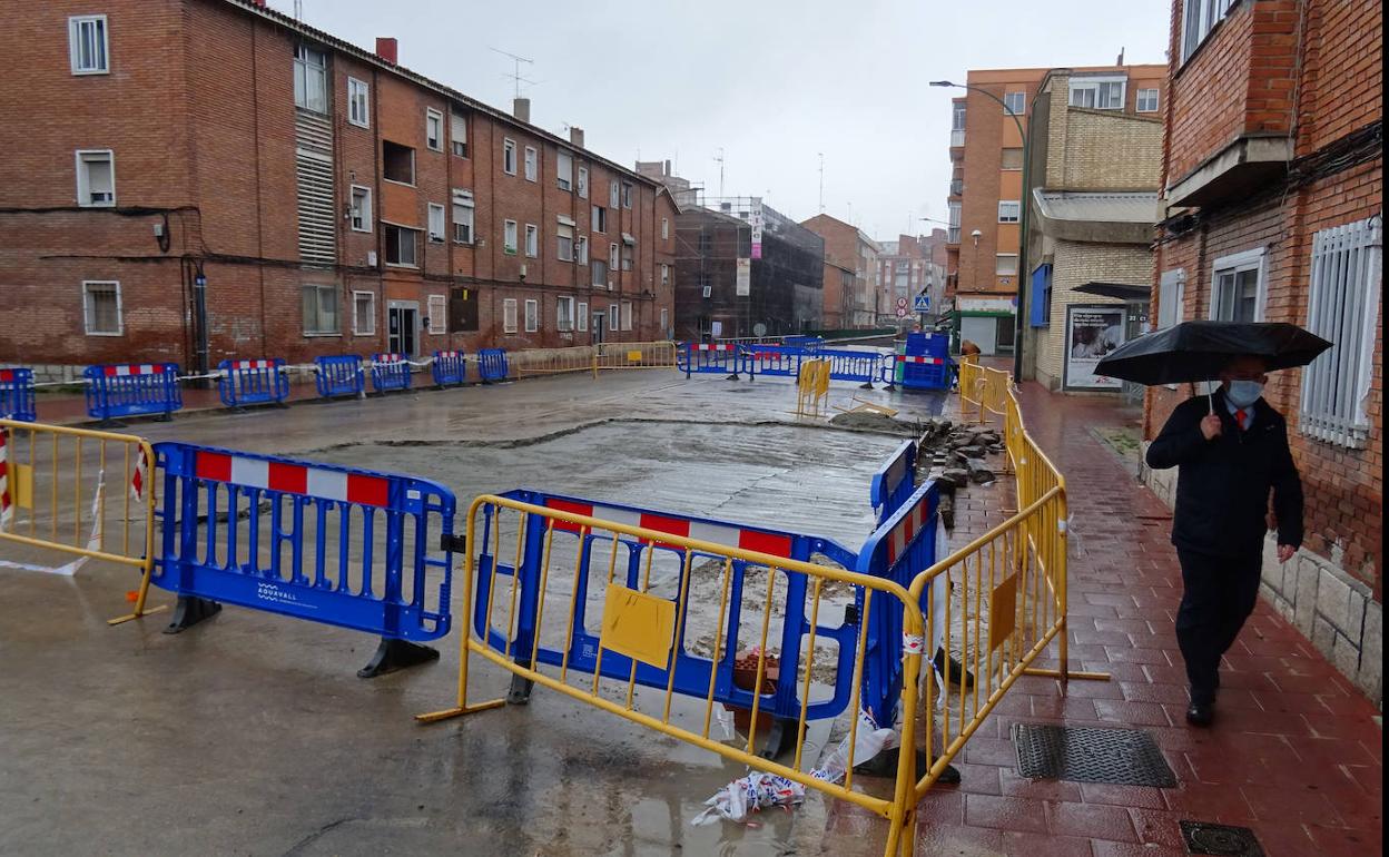 Las vallas cortan la calle Villabáñez al tráfico antes del túnel de Vadillos.