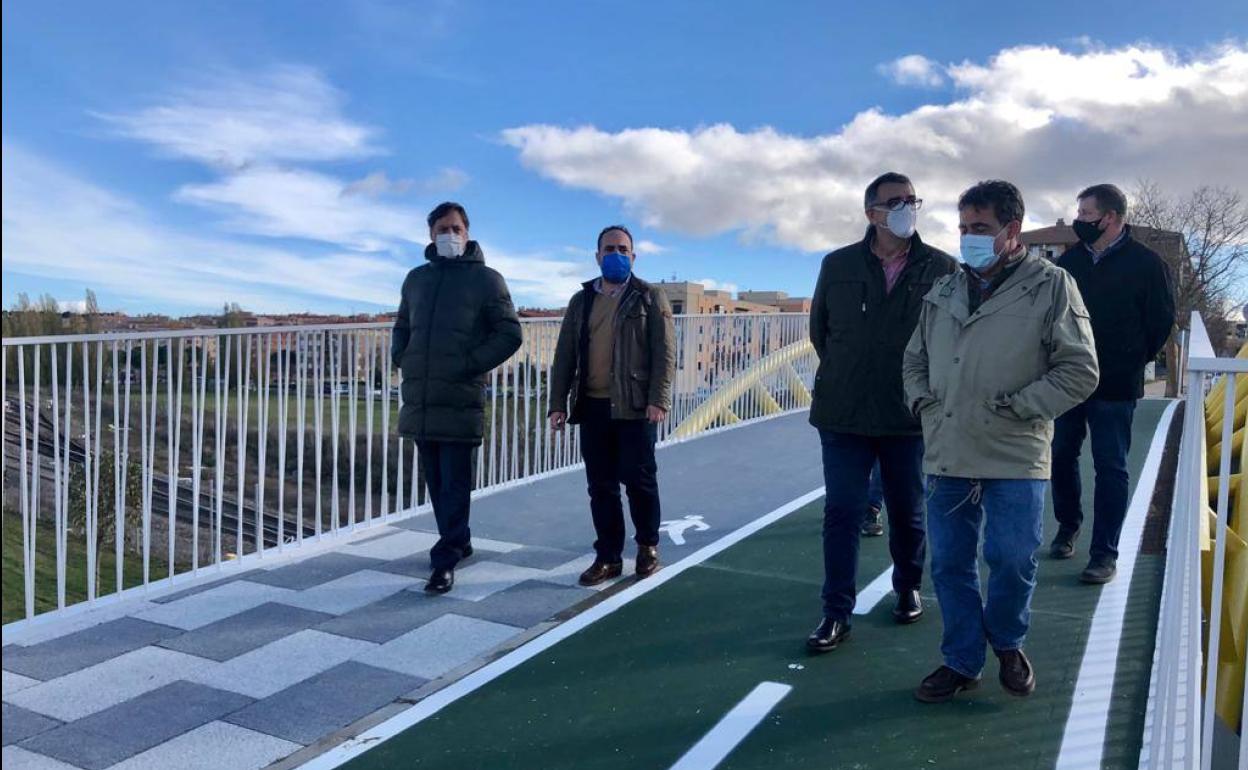Autoridades municipales en la visita a la nueva pasarela.