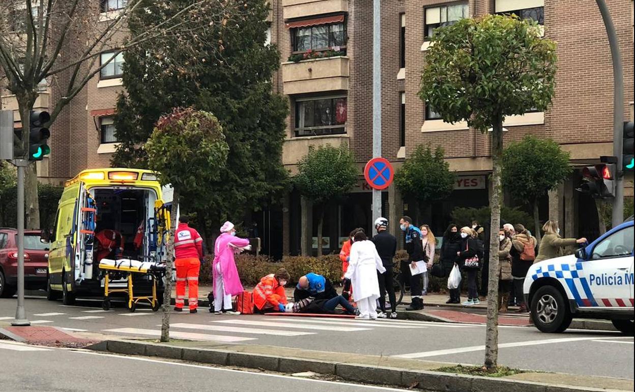 Sanitarios y agentes atienden a la víctima junto al carril bici de la carretera de Rueda.