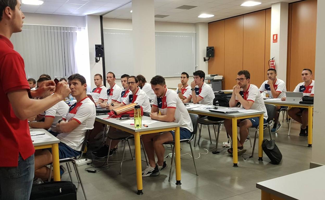 Un profesor imparte clase en una de las aulas de formación a técnicos de la Federación de Castilla y León de Fútbol. 