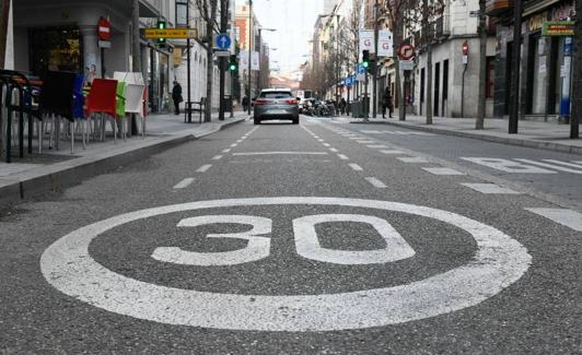 Señal de limitación a 30 Km/k en Duque de la Victoria.