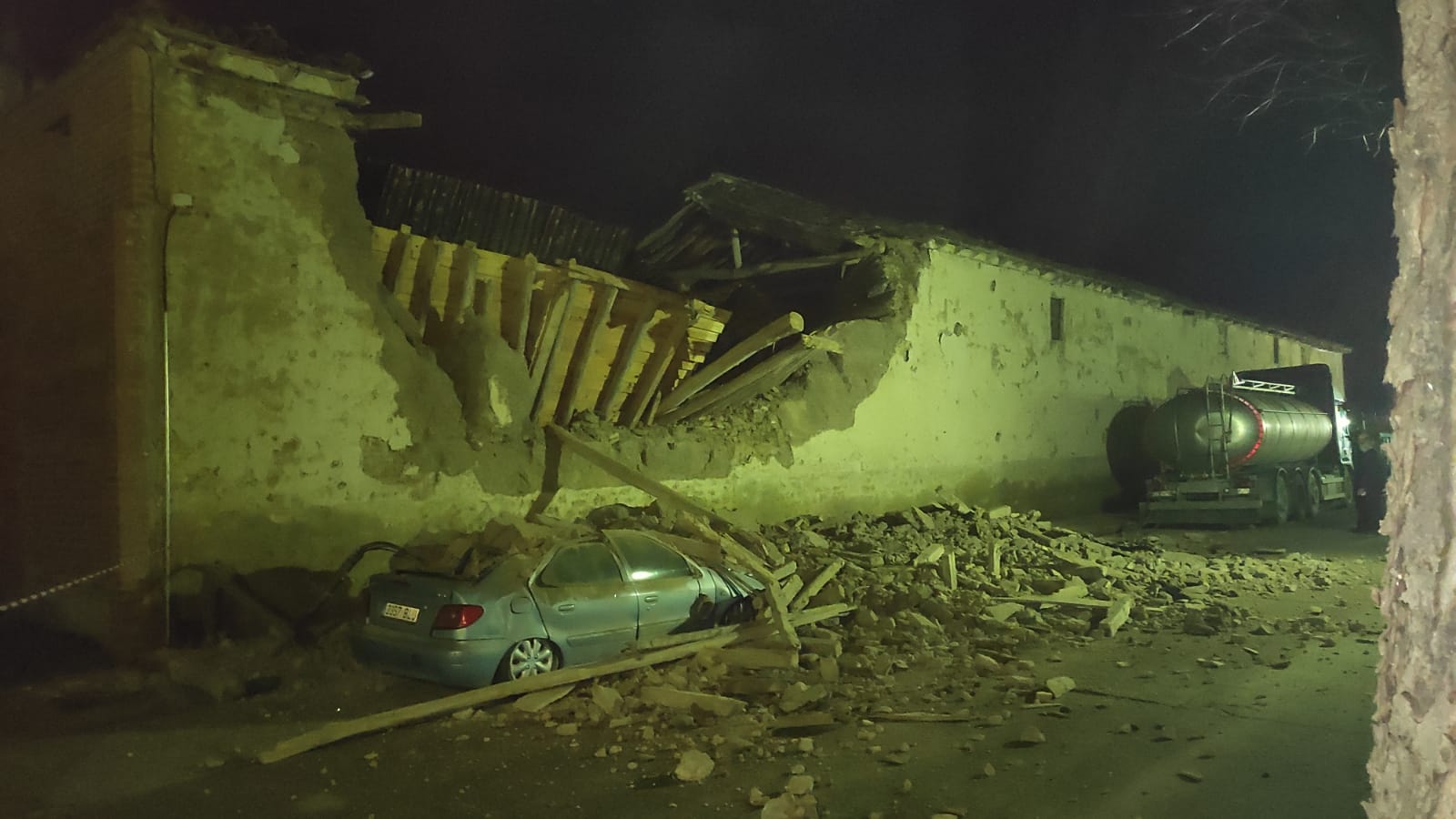 Fotos: Una pared se derrumba sobre un coche en Medina de Rioseco