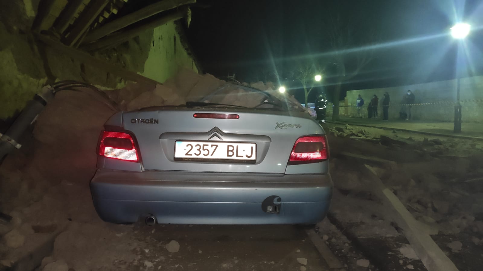 Fotos: Una pared se derrumba sobre un coche en Medina de Rioseco
