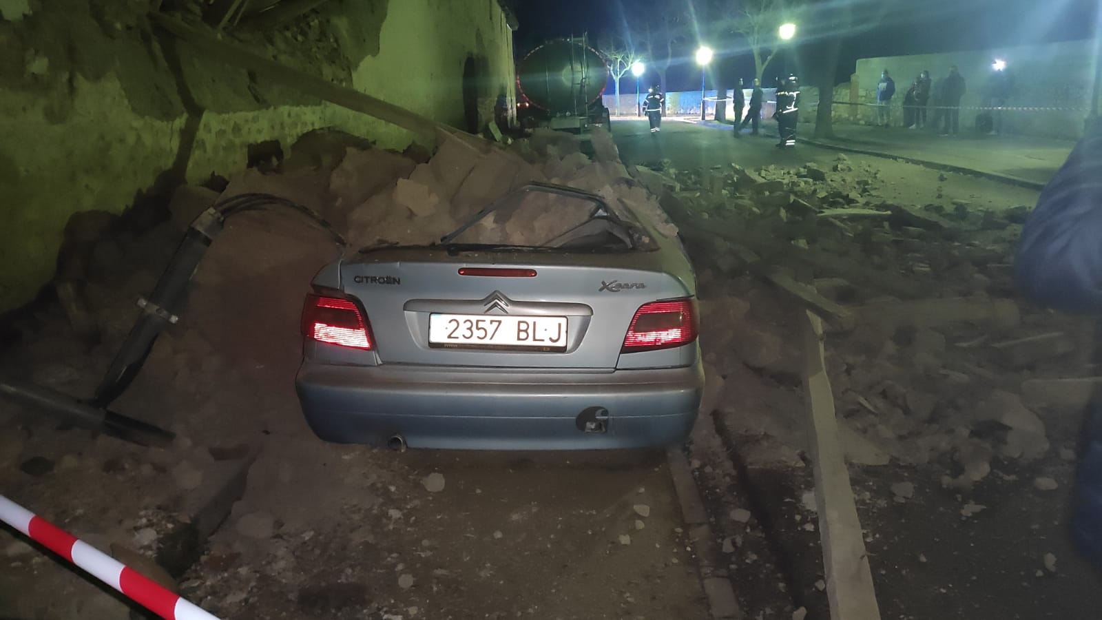 Fotos: Una pared se derrumba sobre un coche en Medina de Rioseco