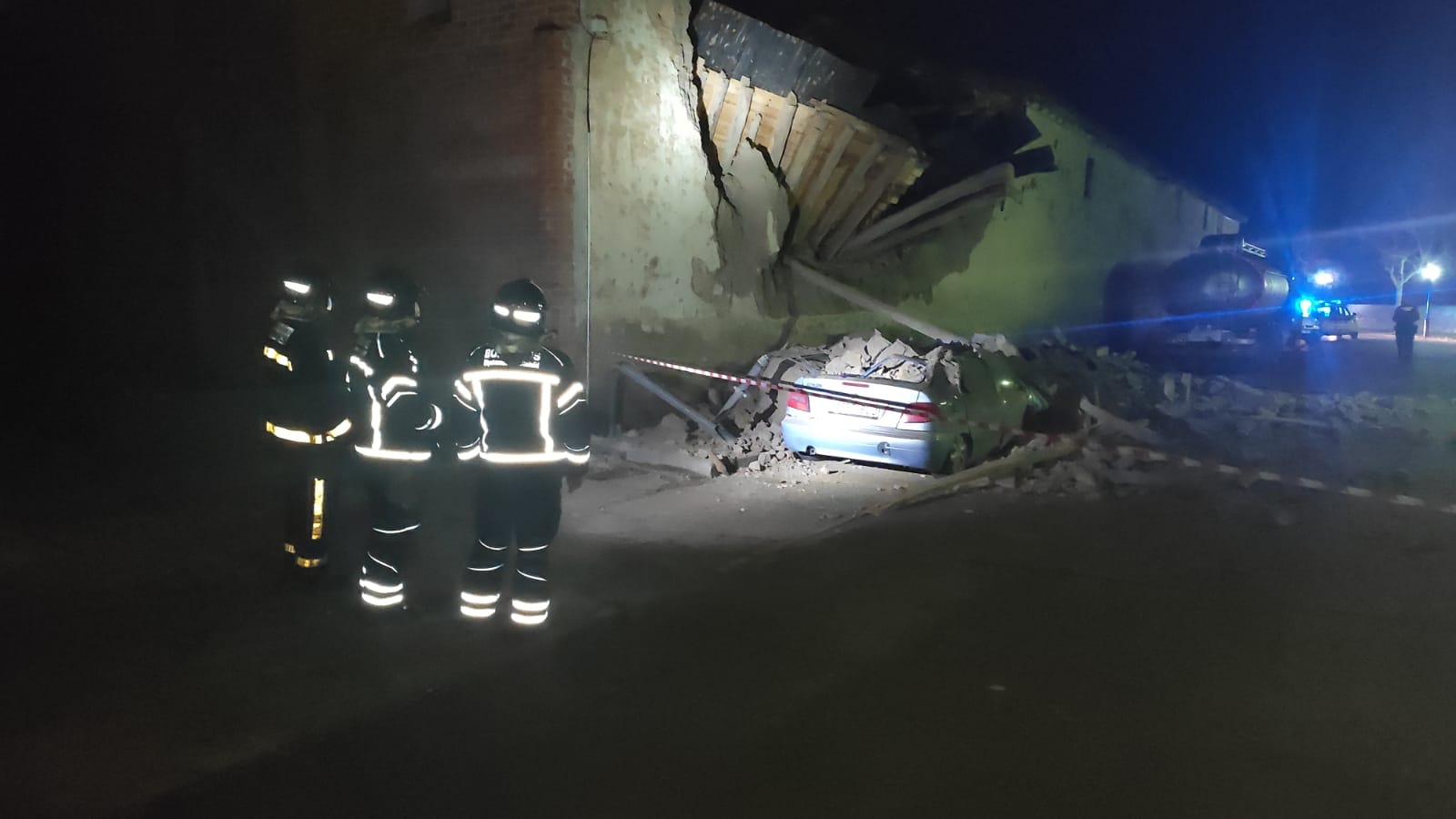 Fotos: Una pared se derrumba sobre un coche en Medina de Rioseco