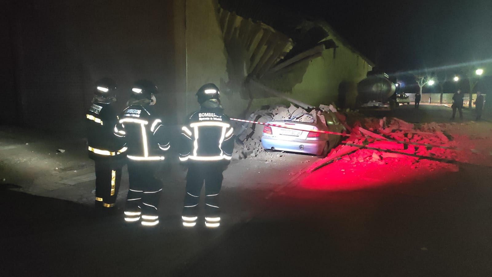 Fotos: Una pared se derrumba sobre un coche en Medina de Rioseco