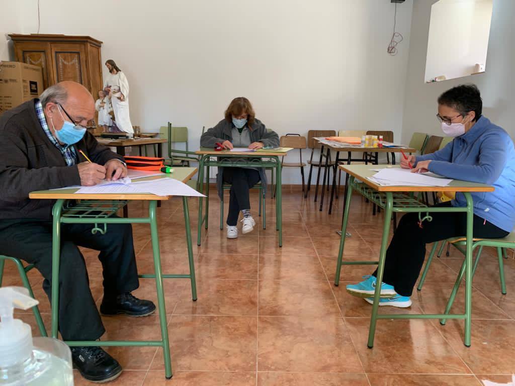 Tres participantes en una de las actividades organizadas por la Coordinadora para el Desarrollo Integral del Nordeste de Segovia.