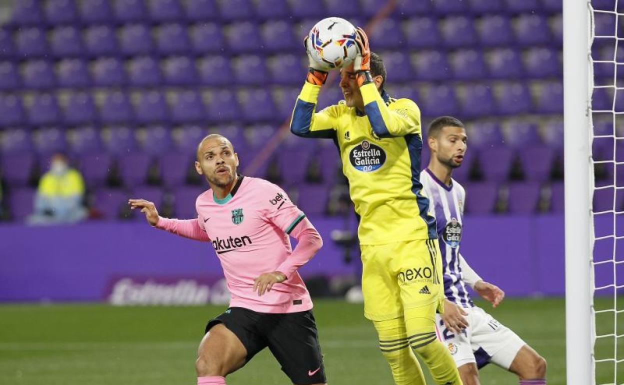 Masip, el mejor de largo del Valladolid, detiene un balón. 