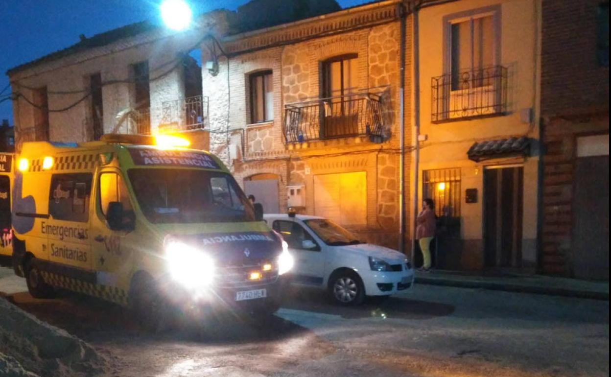 Ambulancia y un coche del equipo médico de Sacyl en el lugar del derrumbe, este martes, en Aldea Real.