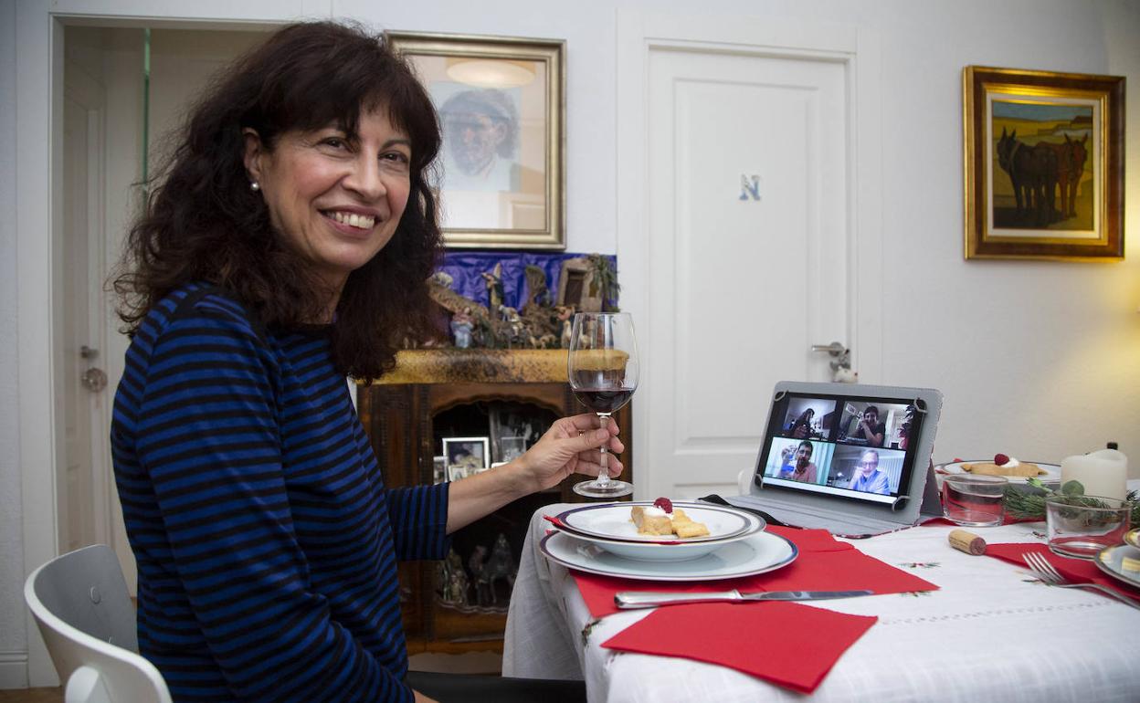 Ana Redondo comparte la cena con sus compañeros por Internet.