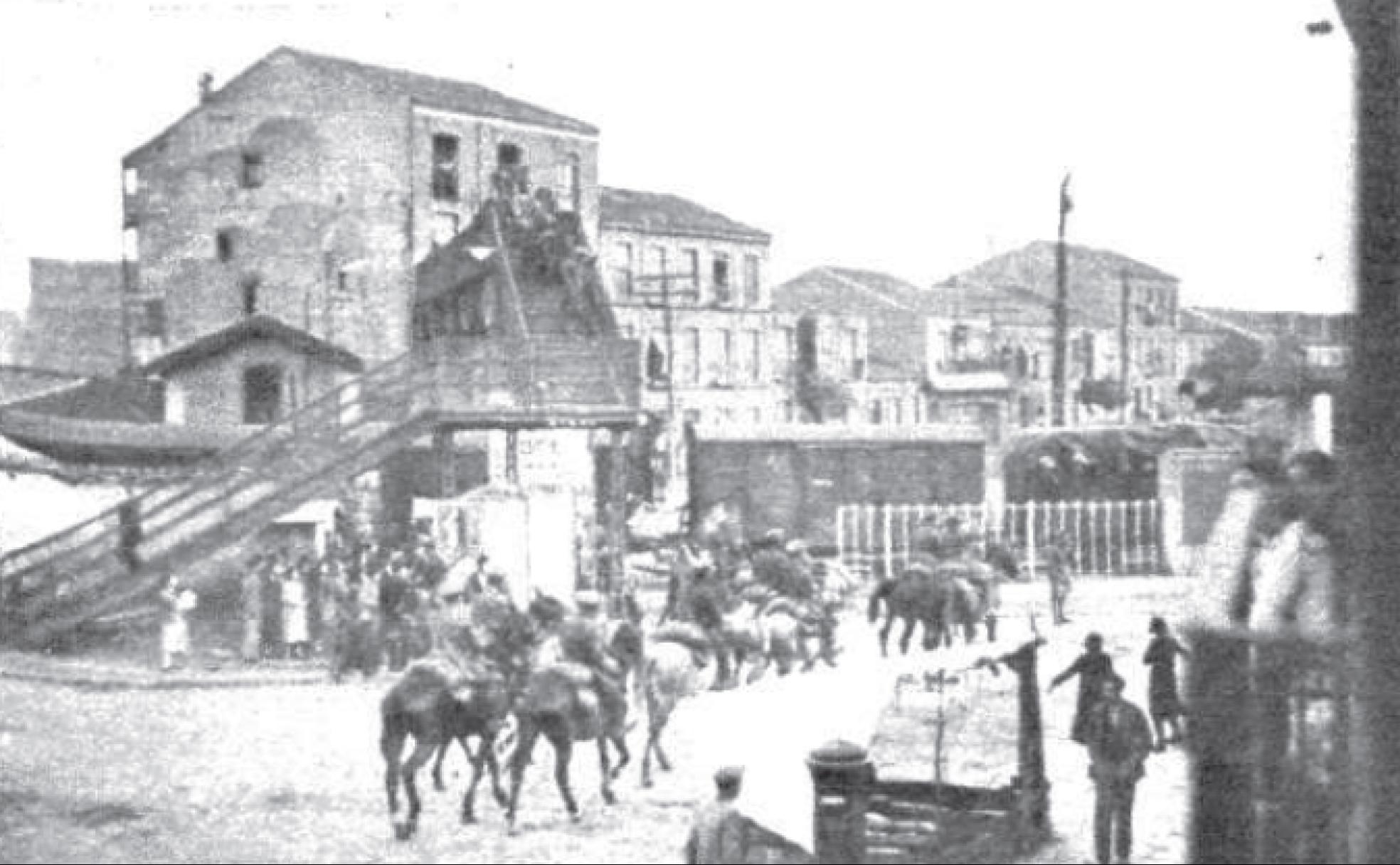 Infantería y Caballería vigilando lugares estratégicos de Valladolid durante la revolución de 1934.