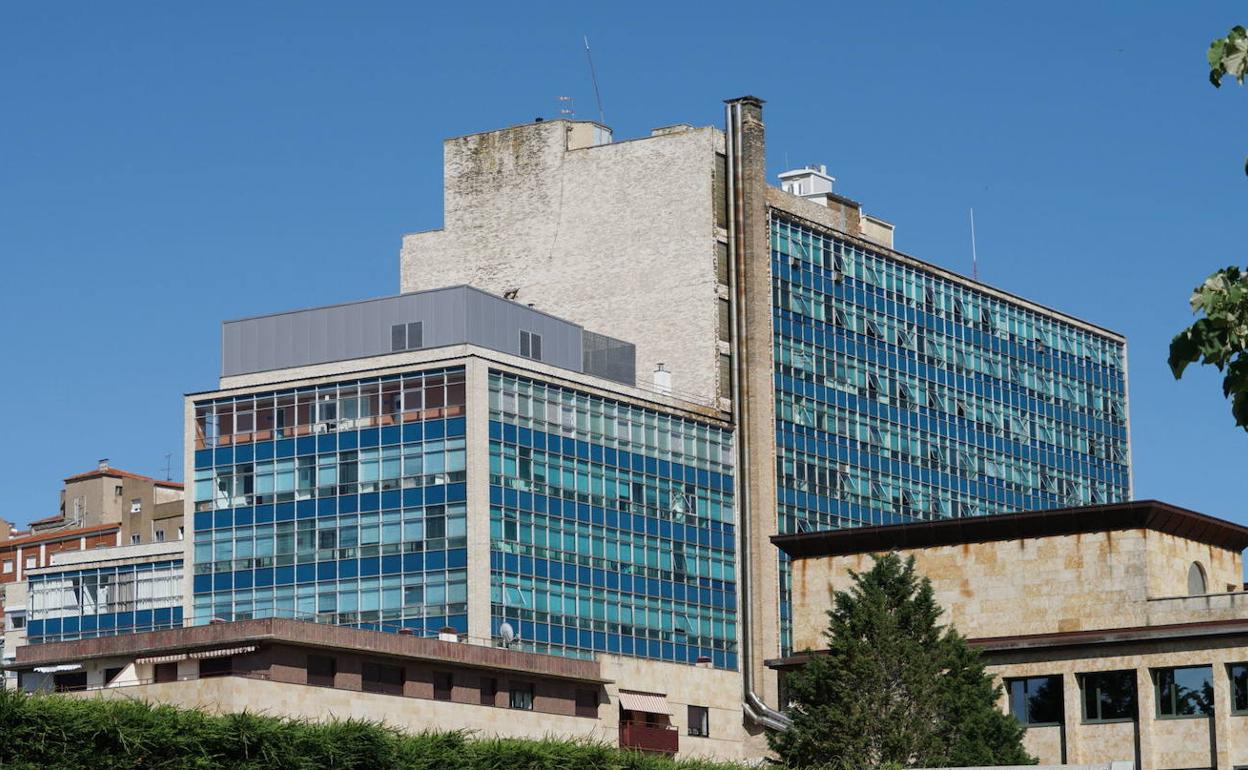 Hospital Virgen de la Vega, donde fue trasladado el herido.