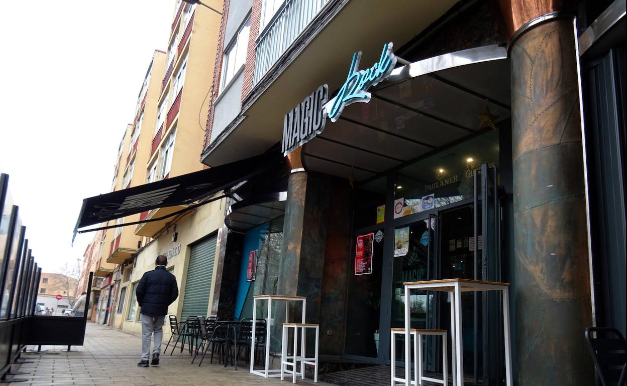 Los hechos ocurrieron el domingo por la noche a la puertas del bar de la calle Tierra.