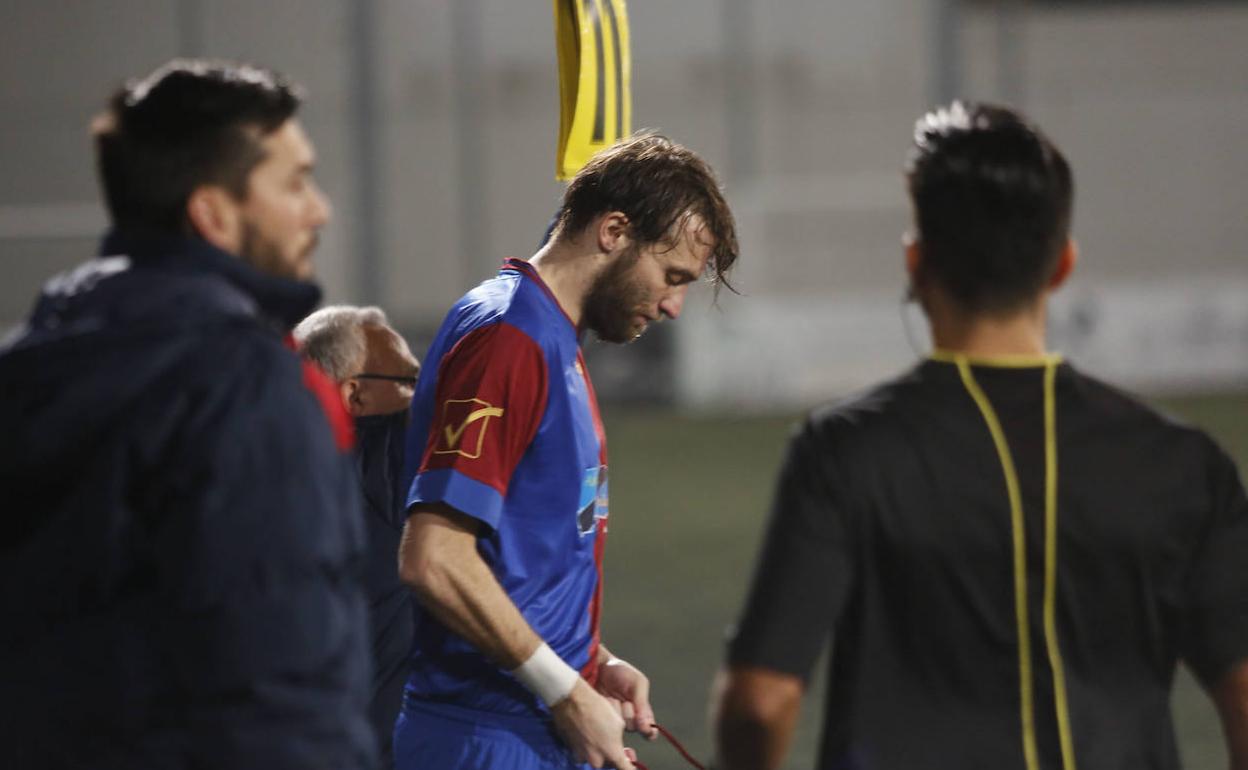 Michu, el día que debutó con el Langreo con su hermano Hernán Pérez en primer término como técnico.