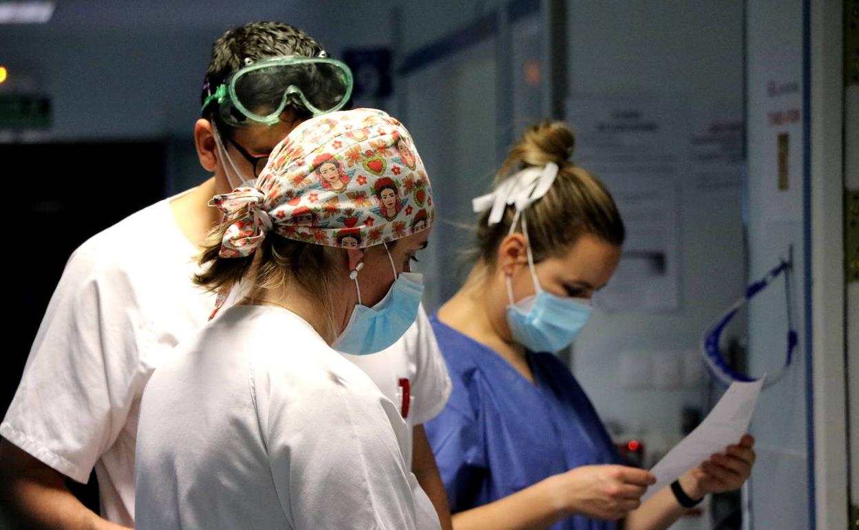 Personal sanitario, en la UCI del Clínico de Valladolid. 