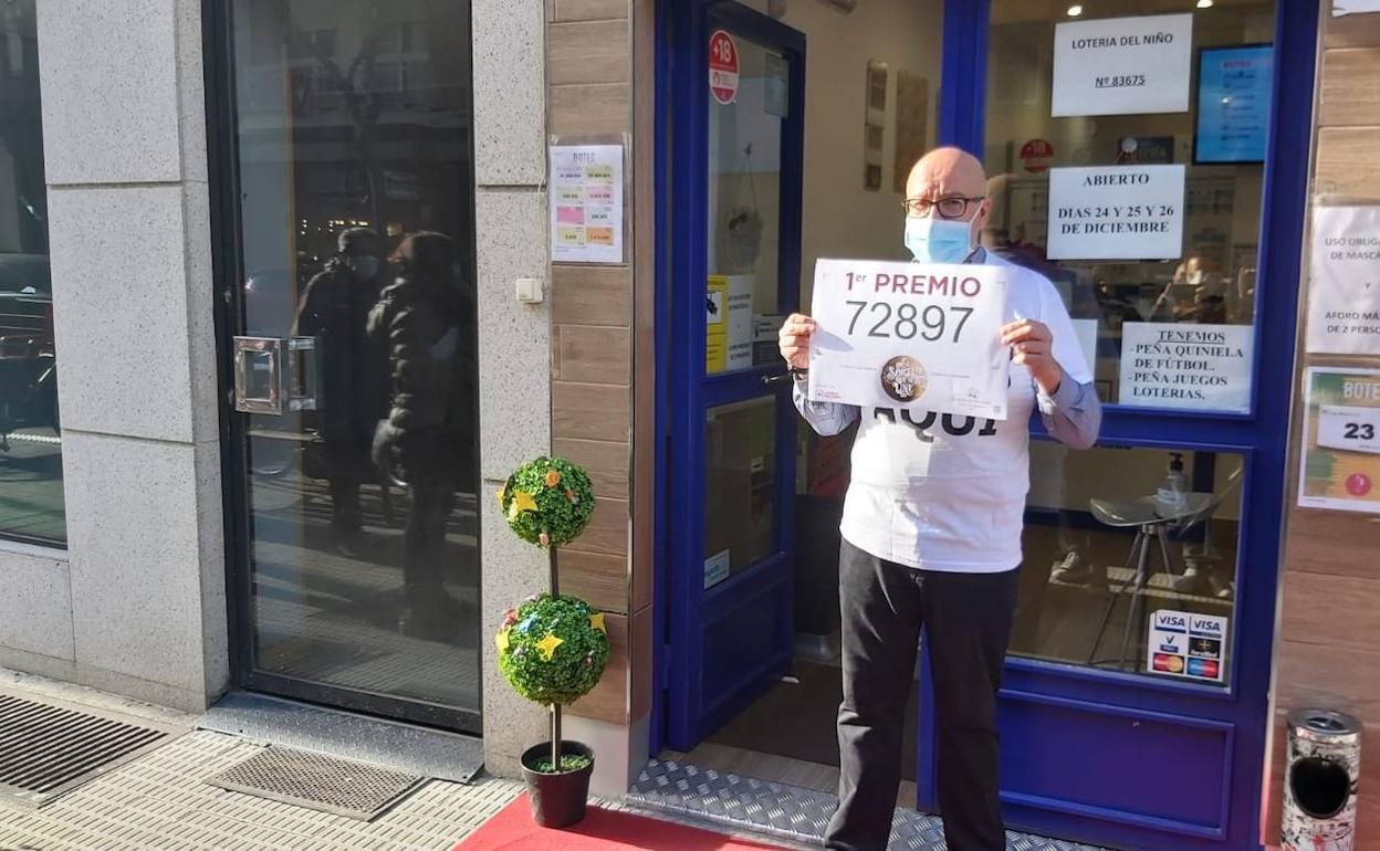 Martín González, el lotero de la administración de la calle Víctor Gallego, de Zamora, que ha despachado el Gordo de la Lotería de Navidad. 