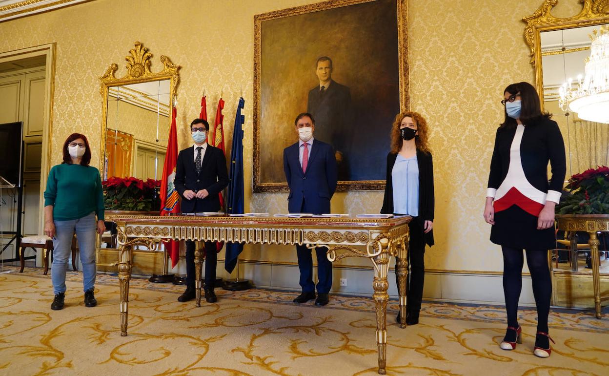 Carmen Díez, José Luis Mateos, Carlos García Carbayo, Ana Suárez y Virginia Carrera, esta mañana en el Consistorio.