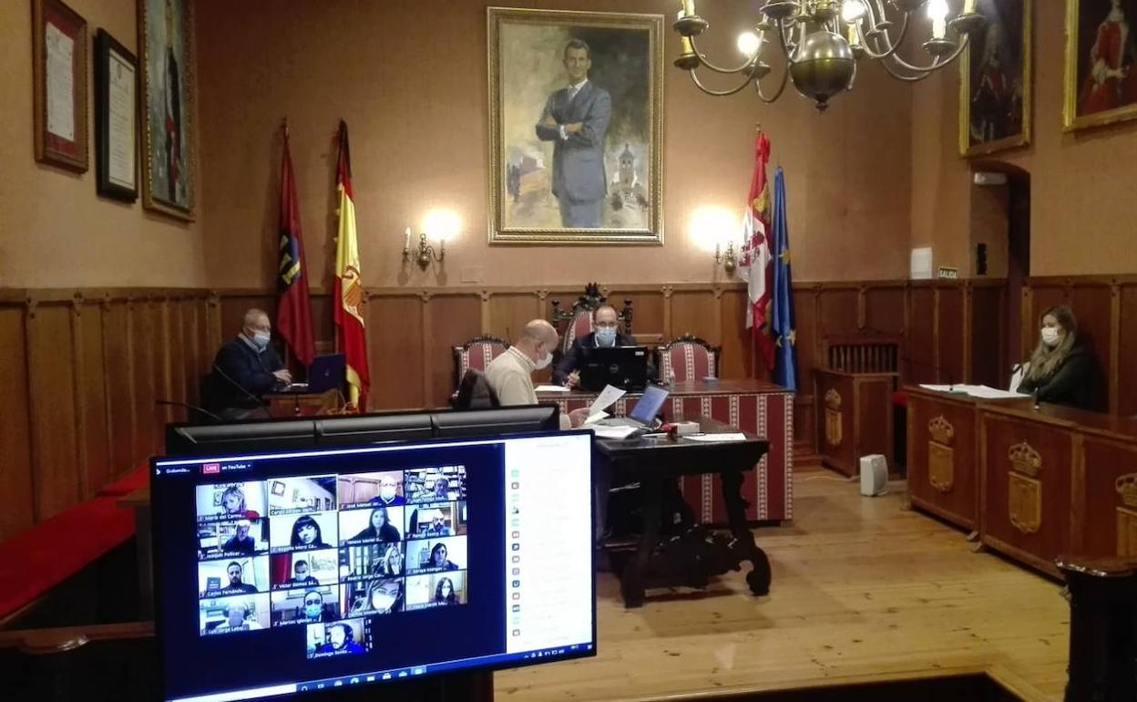 Pleno celebrado ayer, con una parte de los concejales 'online' y otros en el salón de sesiones. 