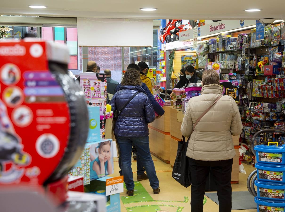 Fotos: Los vallisoletanos apuran las últimas horas para las compras de Nochebuena