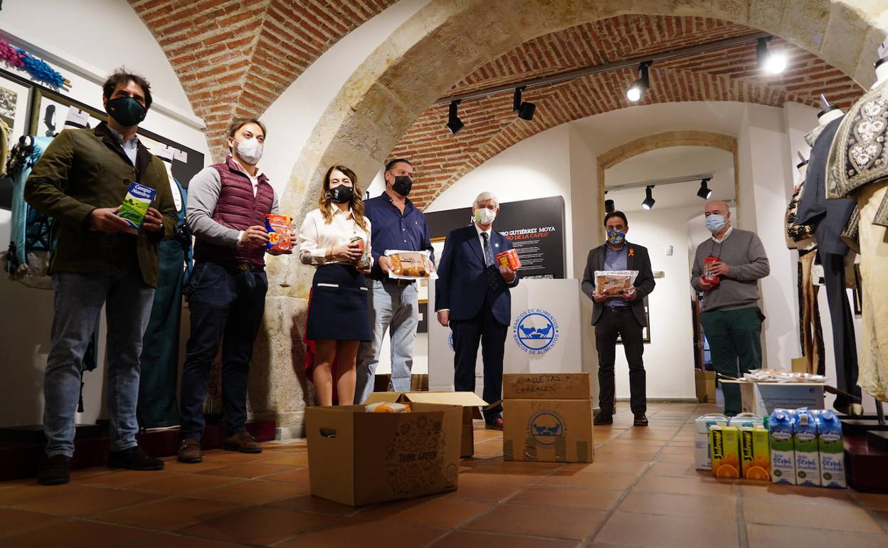 Entrega ayer de alimentos en el Museo Taurino.