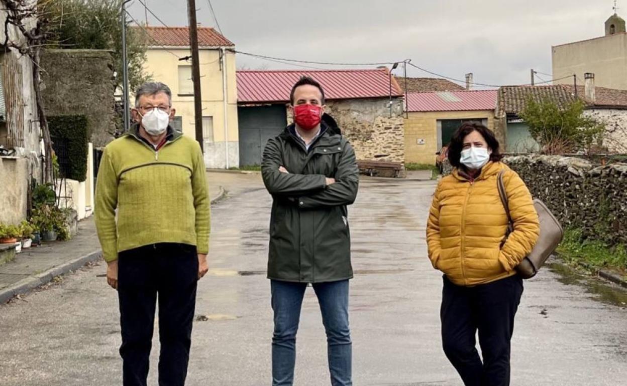 El diputado Carlos Fernández Chanca junto a los alcaldes de Herguijuela de Ciudad Rodrigo y La Encina