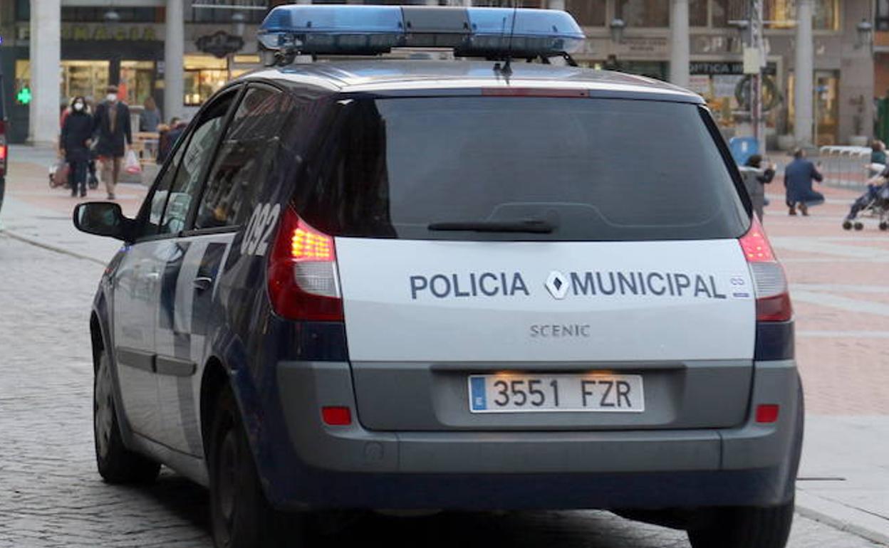 Un vehículos de la Policía Municipal de Valladolid en una imagen de archivo. 
