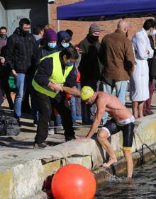 Imagen secundaria 2 - 25 personas celebran el día de Navidad con un chapuzón en las aguas del Canal de Castilla a su paso por Palencia