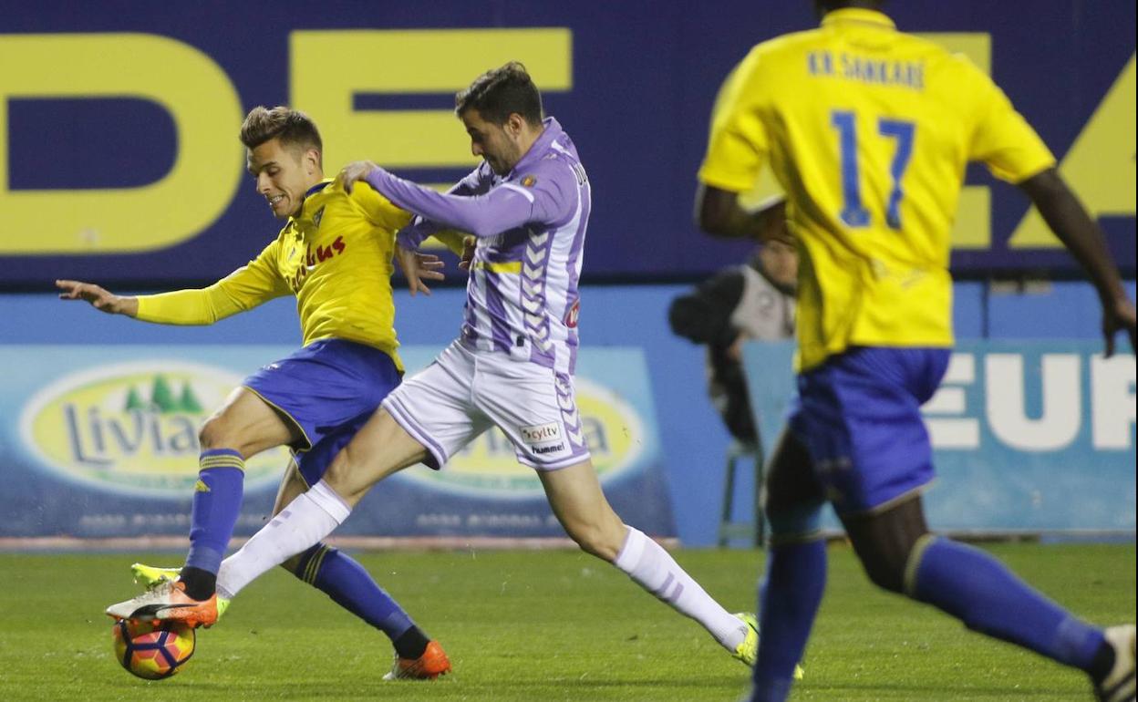 Juan Villar entre dos rivales en el último partido ganado por los pucelanos en la Tacita de Plata. 