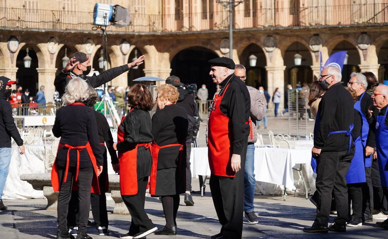 Algunos de los participantes, durante el rodaje en la Plaza Mayor