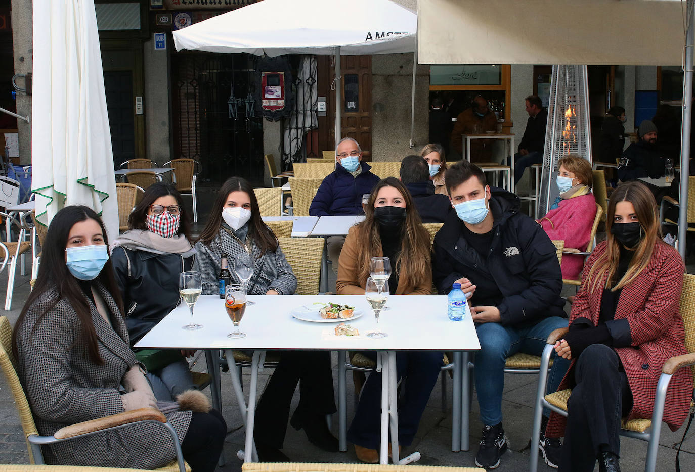 Integrantes de la familia Hernández, este viernes de Navidad, en una terraza de la Plaza Mayor de Segovia.