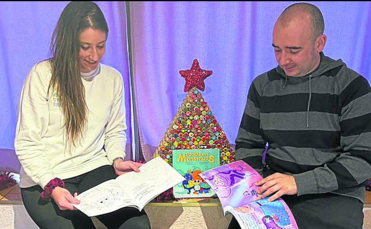 Chantal Núñez y Jorge Aranda muestran el cuento. 