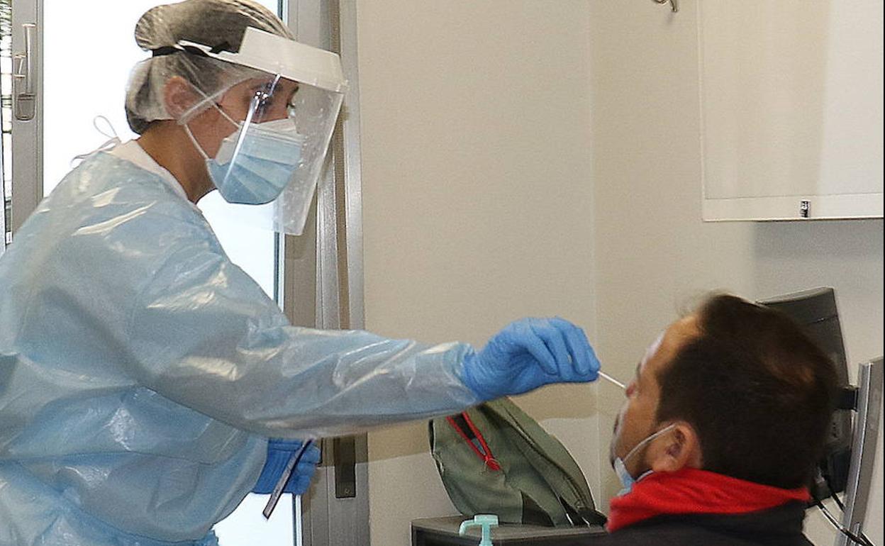 Un hombre se somete a la toma de muestras para una PCR en Valladolid. 