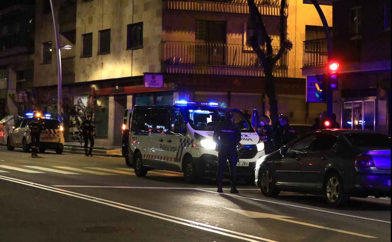 Una actuación de la Policía Local de Salamanca tras el toque de queda.