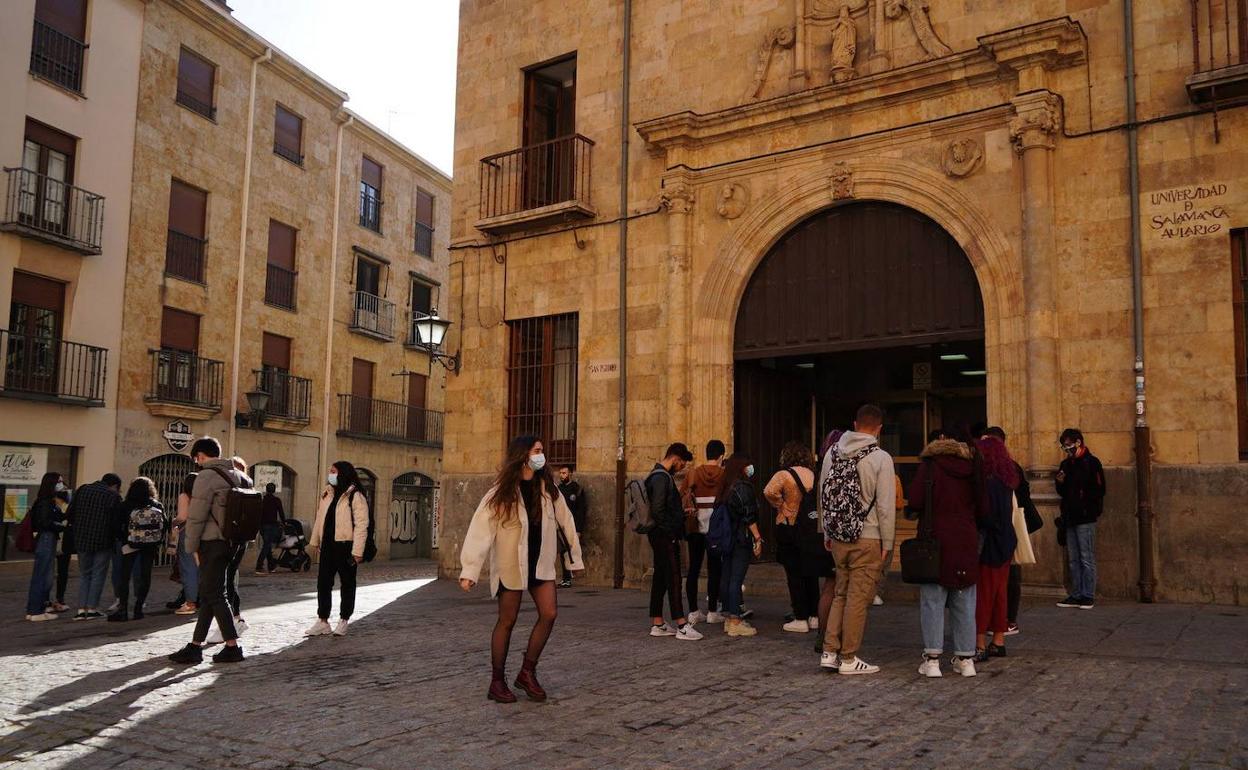 Estudiantes universitarios a las puertas del aulario de San Isidro.