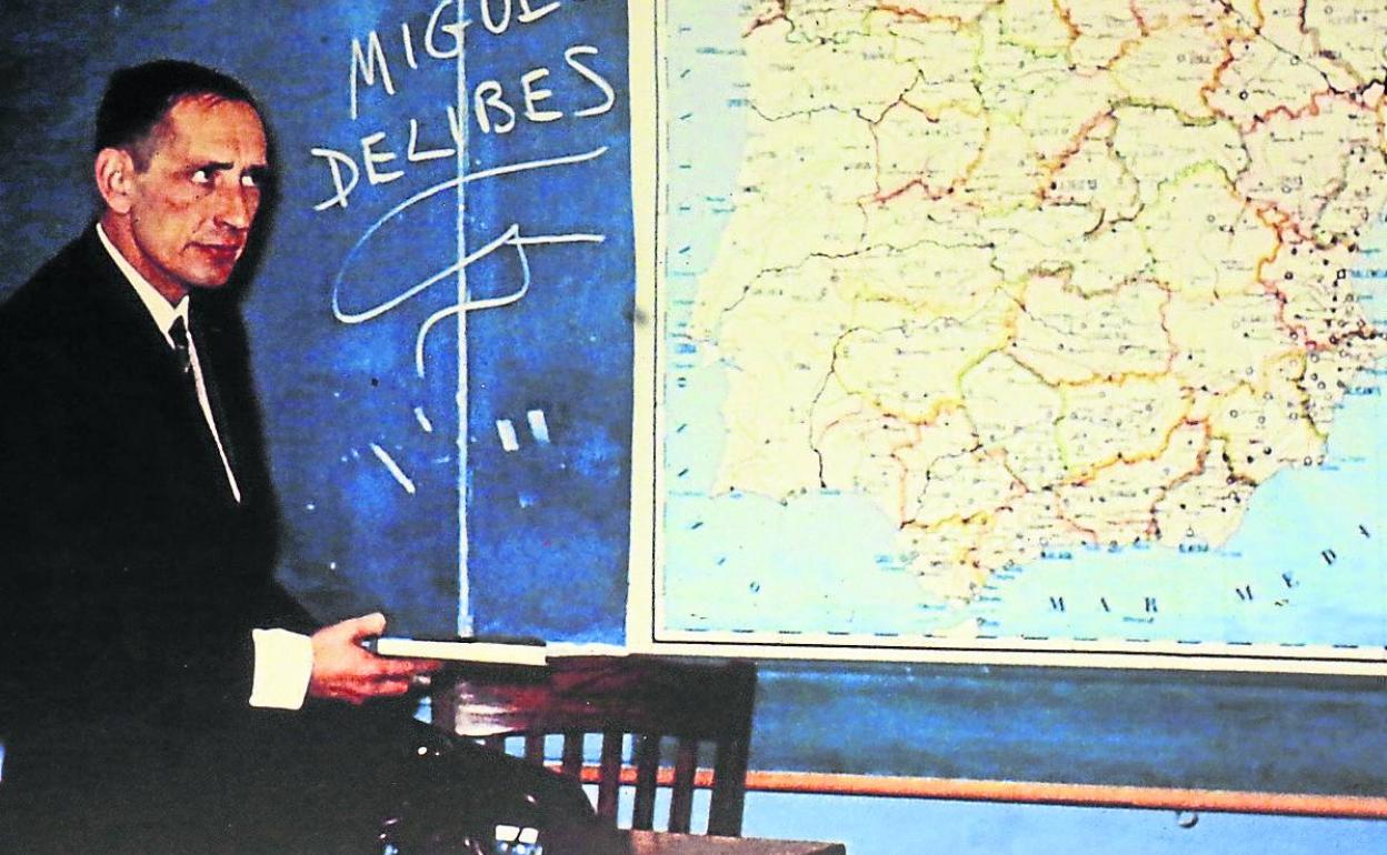 Delibes, en su faceta como profesor, en una imagen de la exposición que se puede ver en Valladolid.