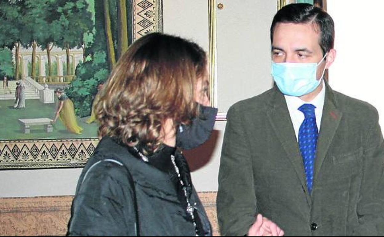 El viceconsejero de Cultura, Raúl Fernández, durante su visita al Palacio de Quintanar para ver el resultado de la restauración. 