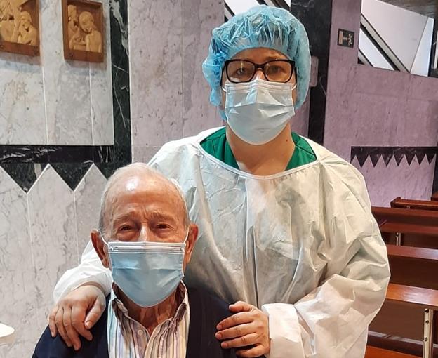 Áureo López, junto a la supervisora Mari Bilbao, en la capilla de la residencia Santa Eugenia de Cevico de la Torre, donde ambos se vacunarán hoy.