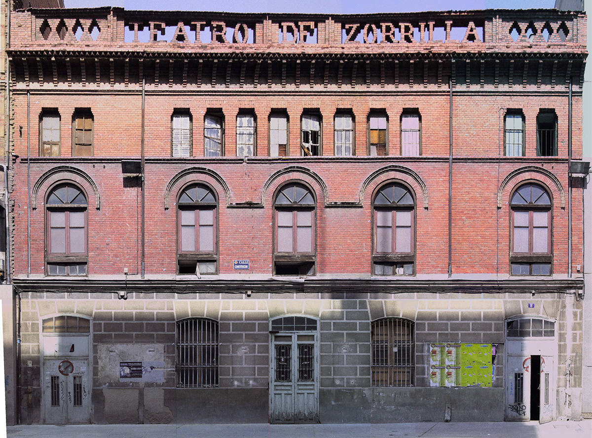 Fachada trasera de la Calle Constitución en la que aparece la inscripción Teatro de Zorrilla.