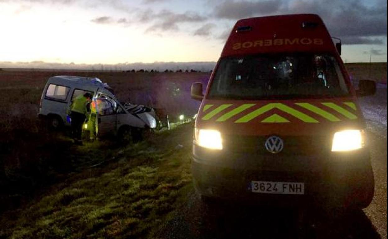Accidente de tráfico en la N-601, a la altura de Martín Muñoz de las Posadas (Segovia), en el que falleció un hombre al colisionar su coche contra un camión. 